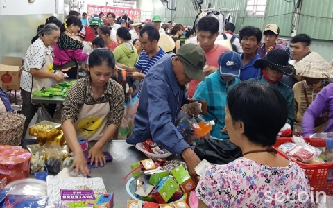 Người Sài Gòn hào hiệp với phiên chợ Tết đồng giá 2.000 đồng (Secoin tài trợ)